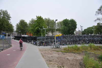 814582 Gezicht op de tijdelijke fietsenstalling op het Smakkelaarsveld / Leidseveer te Utrecht.